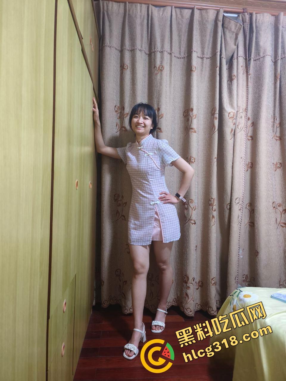 出轨上头后被玩成牲口，已婚白衣人妻『林妍』沦为情欲母狗，夜夜被炮友爆操调教，蹲地舔棒成奴隶！-13