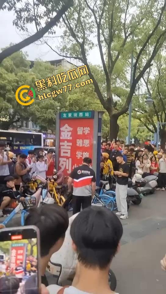 长沙纯爱战士悲剧现场，顺丰小哥为爱打工全身奉献，结果女友当街牵别人，绿得他人都傻了！-2