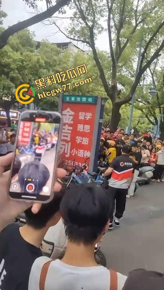 长沙纯爱战士悲剧现场，顺丰小哥为爱打工全身奉献，结果女友当街牵别人，绿得他人都傻了！-3