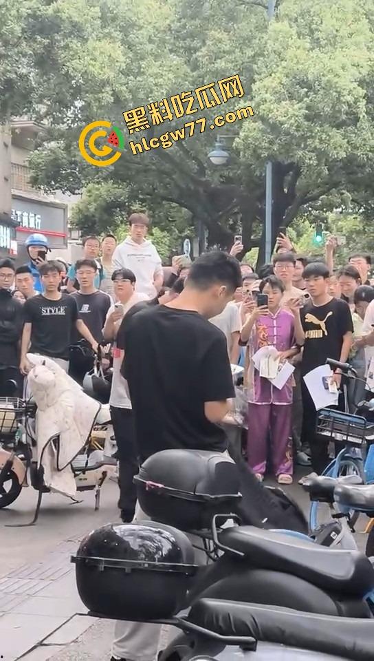 长沙纯爱战士悲剧现场，顺丰小哥为爱打工全身奉献，结果女友当街牵别人，绿得他人都傻了！-6