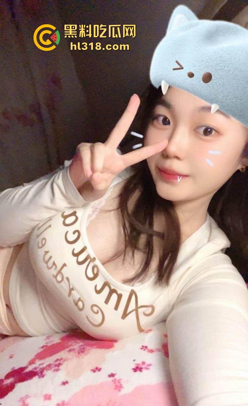 青岛巨乳眼镜老师【温雅】情趣酒店天花板镜子自拍，被男友按在身材狂操巨乳极品身材一览无遗！-1