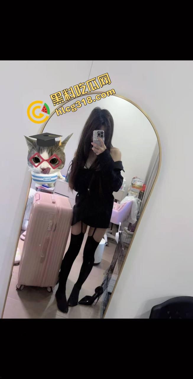 现在小年轻逼瘾太猛，骑小牛电动车都能车震，巷子里妹子张腿坐车上舔逼，随时随地吃海鲜上头！-3