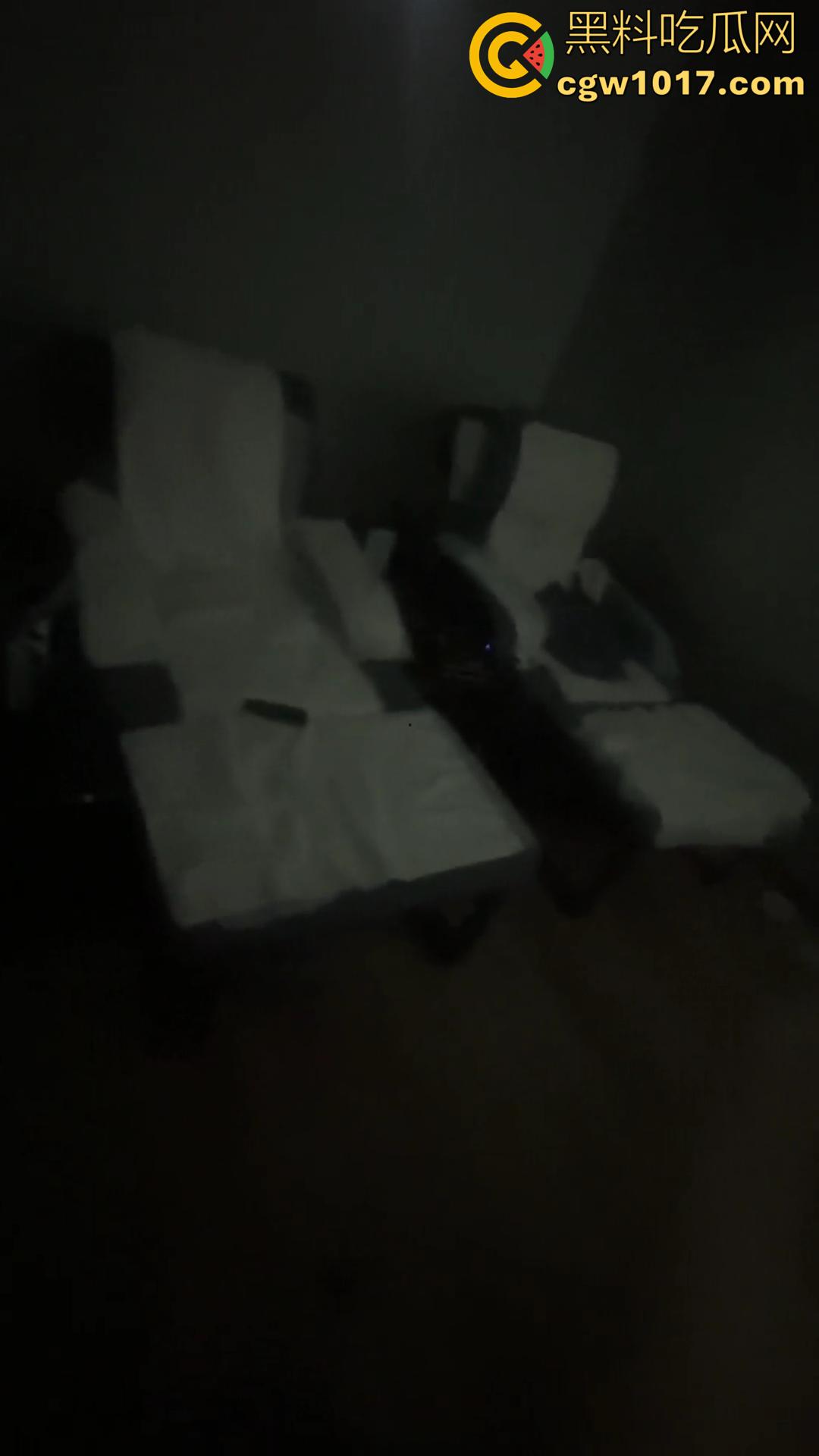 山东潍坊【赵雅婷】居然还有后续！户外露出新曝光！公园抠逼＋动车厕所口爆＋按摩店后入全记录！-3