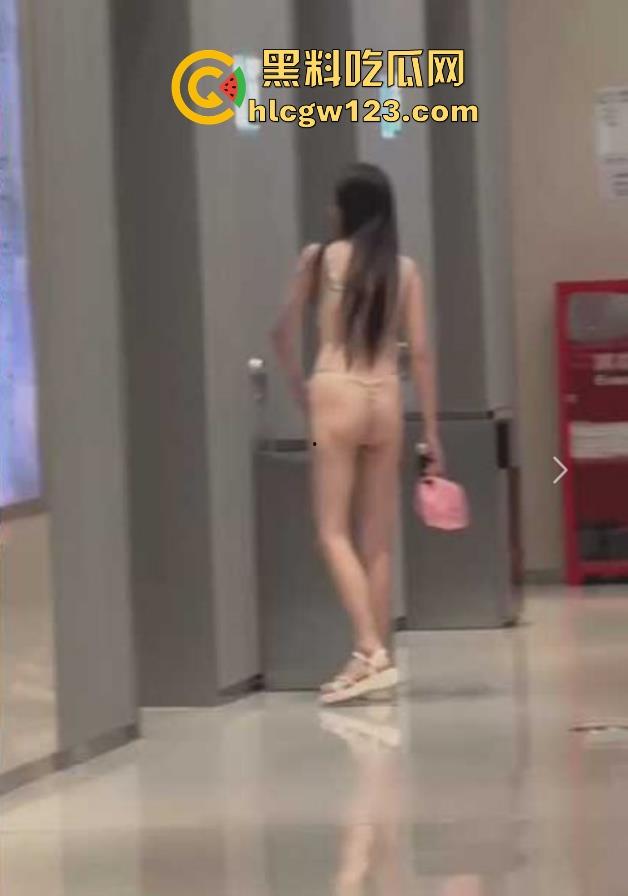 成都万象城 小仙女为完成主人的任务 珍珠丁字裤大胆露出 瞬间火爆全网！-4