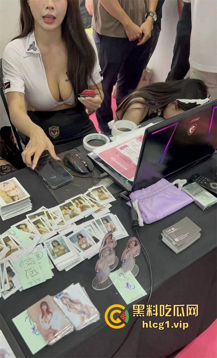 独家直击！带粉丝云打卡台湾成人展，三上悠亚比屏幕更美更性感，完爆国内漫展，台妹赞到爆！-5