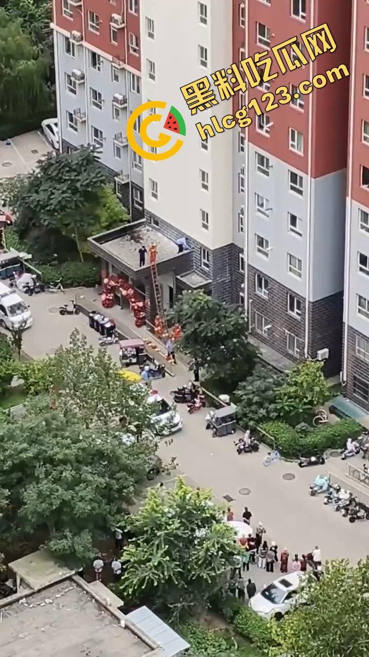 结婚当天邻居跳楼，喜事变悲剧，新人如何处理这场突如其来的困境？-3