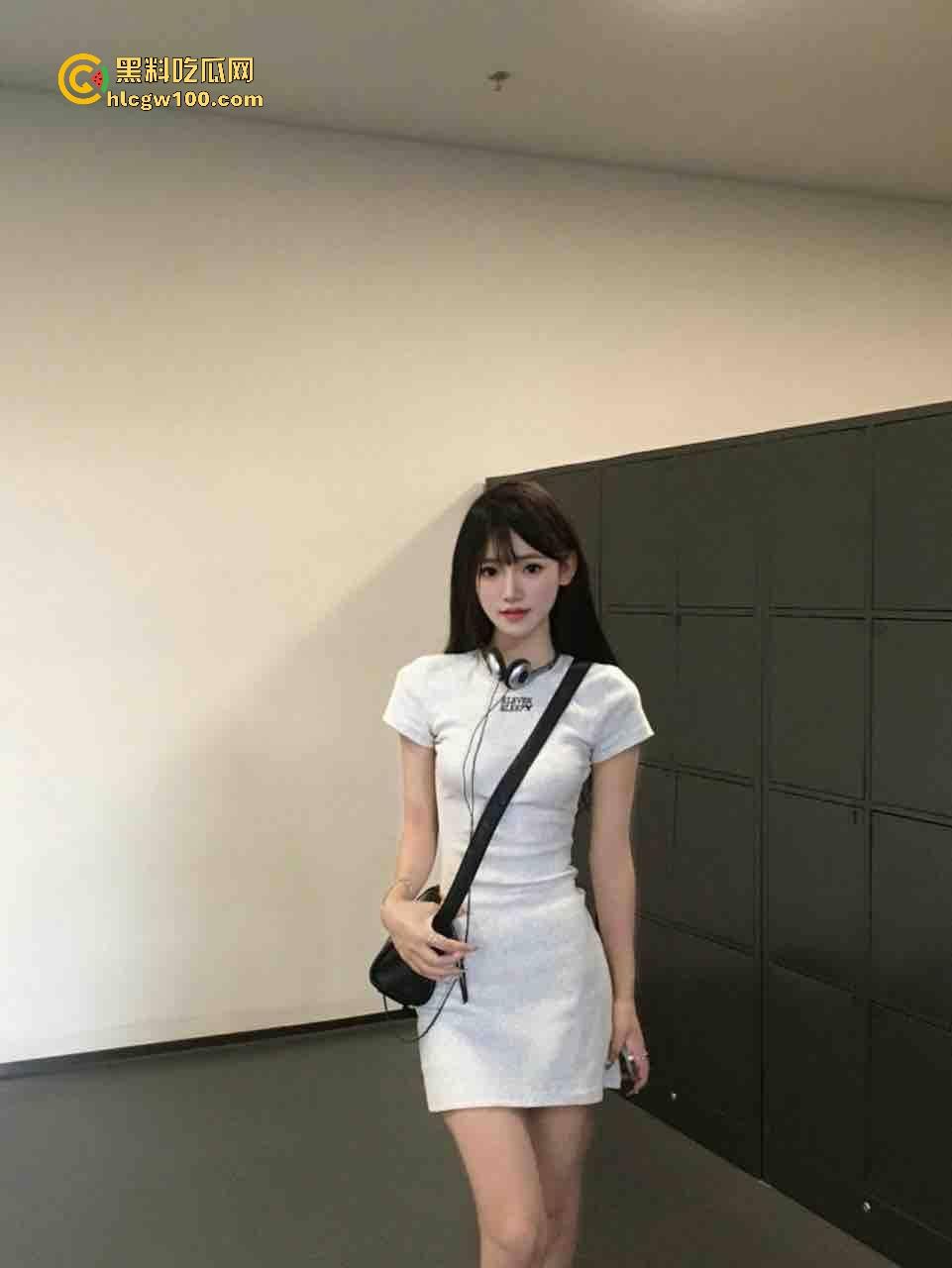 太原朋友的女朋友【仲静】终于到手，嫩穴淡骚味舔到上头，舔菊花时她还说痒痒挺舒服，射脸成常规操作！-2