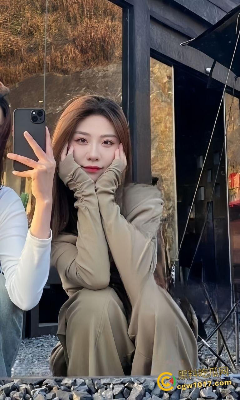 湖南涉外学院【邓妮】，骚浪小母狗露脸挨操，饥渴舔屌犹如欲兽，屌插肉穴蛋震花蒂，反差骚浪堪称极品！-3