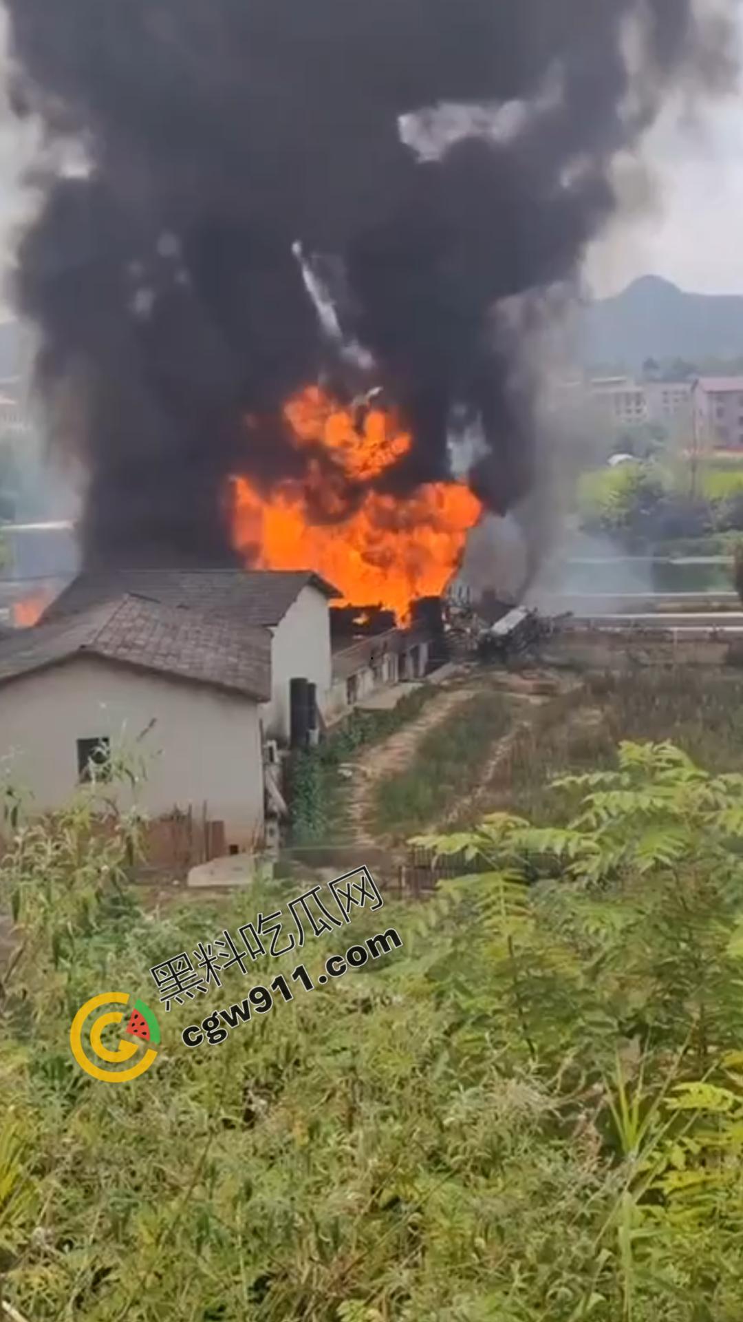 油罐车烈焰悲剧：万宝镇国道油罐车侧翻引发巨火，吞噬两生命，现场浓烟滚滚，宛如人间炼狱-2