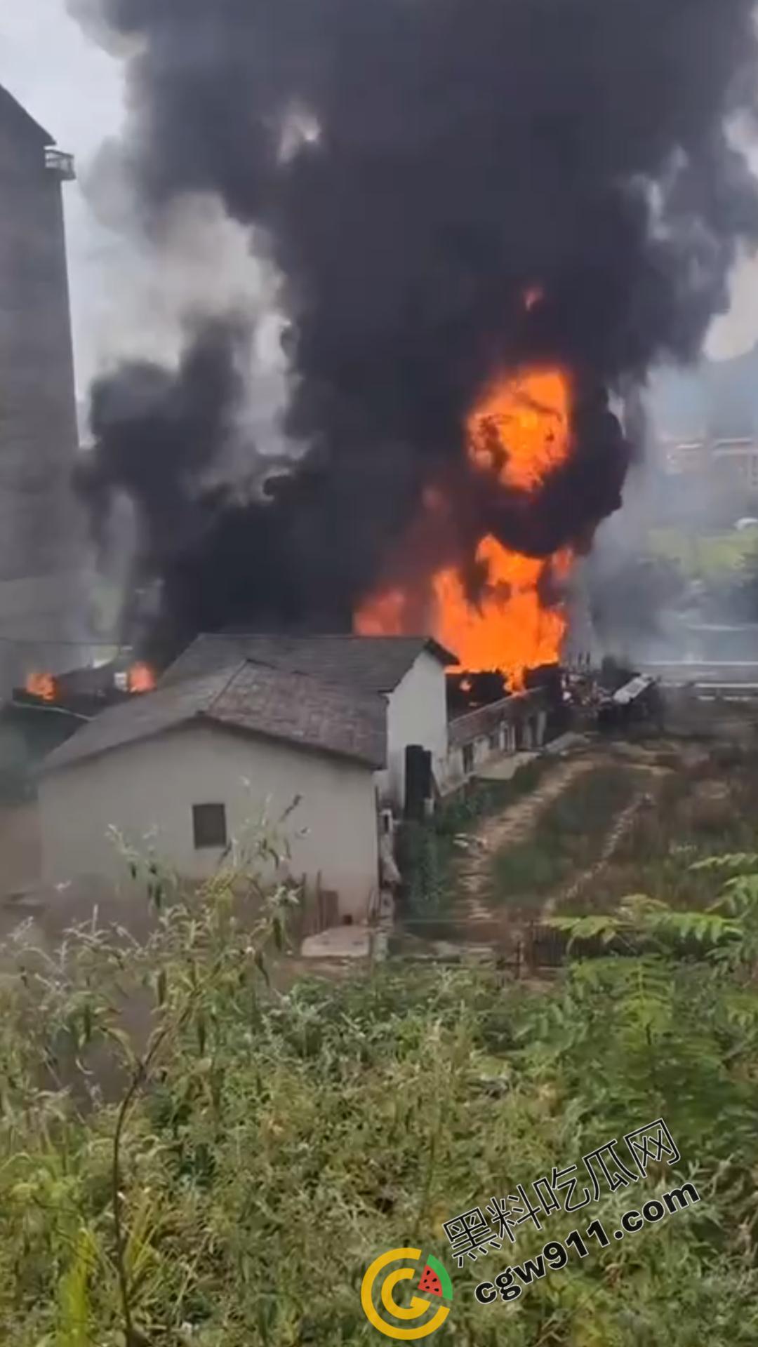 油罐车烈焰悲剧：万宝镇国道油罐车侧翻引发巨火，吞噬两生命，现场浓烟滚滚，宛如人间炼狱-3