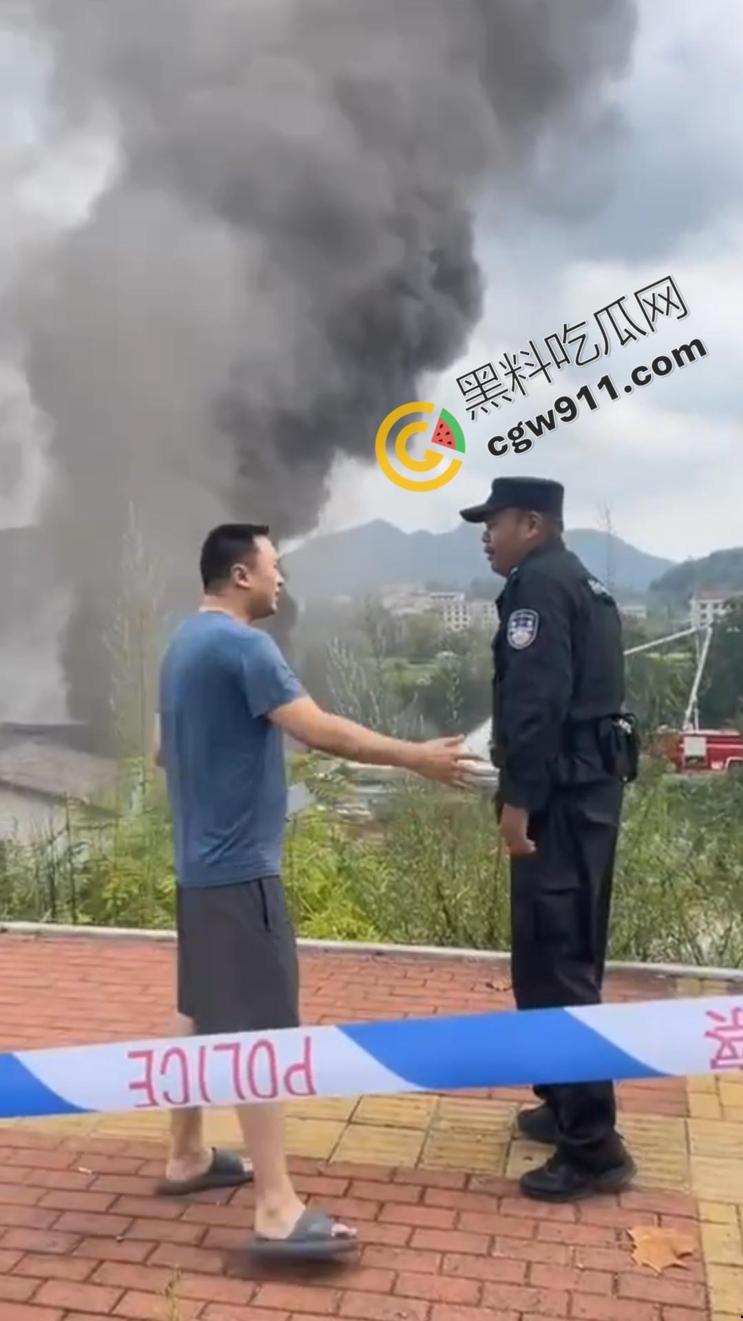 油罐车烈焰悲剧：万宝镇国道油罐车侧翻引发巨火，吞噬两生命，现场浓烟滚滚，宛如人间炼狱-6