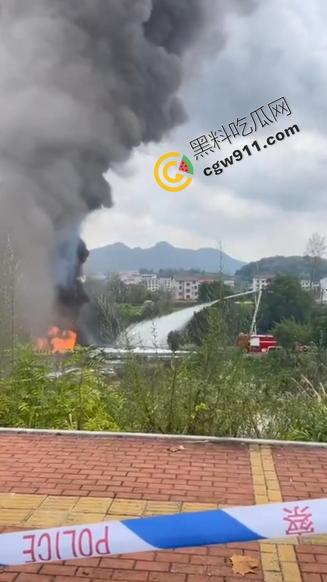 油罐车烈焰悲剧：万宝镇国道油罐车侧翻引发巨火，吞噬两生命，现场浓烟滚滚，宛如人间炼狱-8