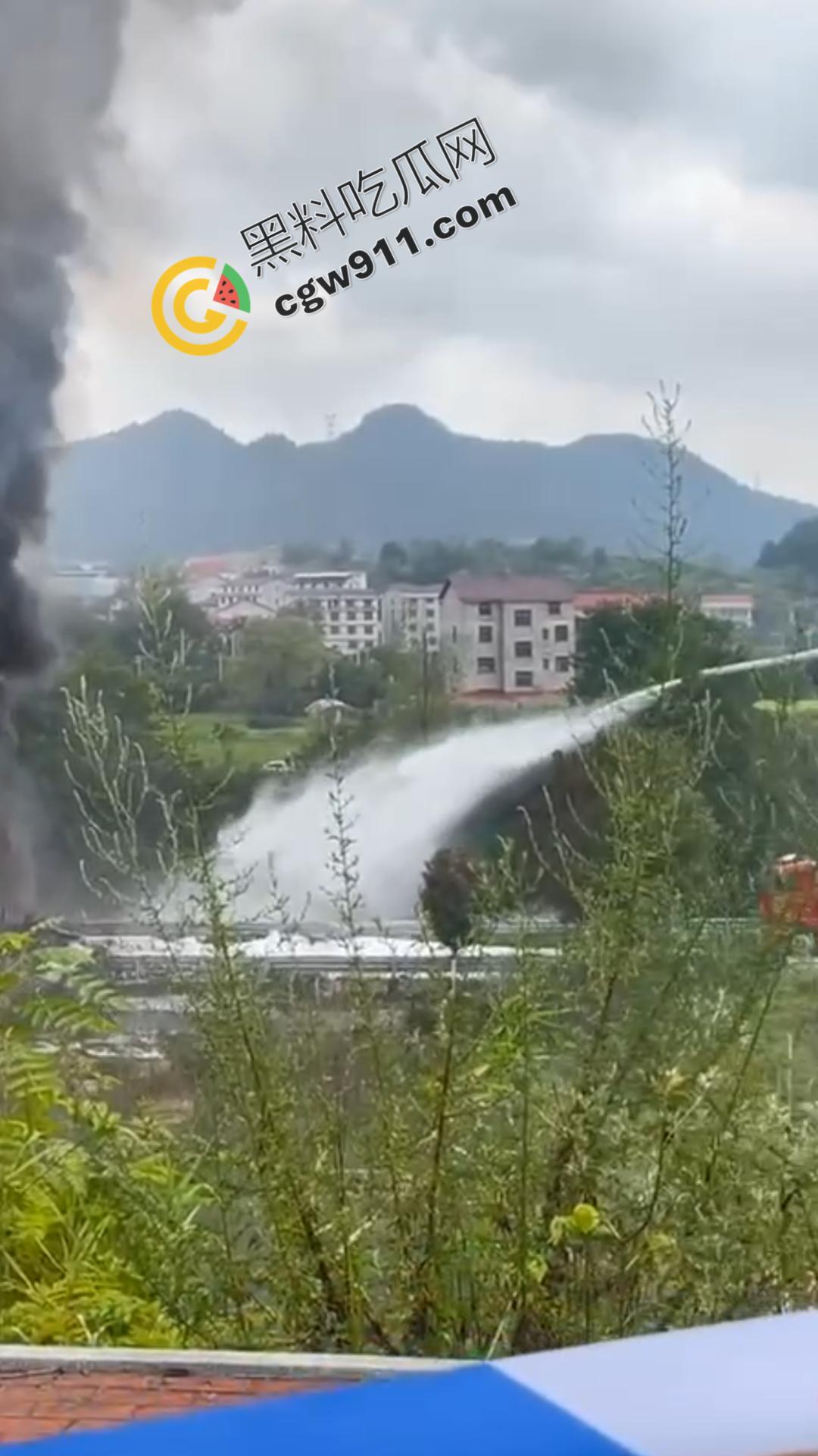油罐车烈焰悲剧：万宝镇国道油罐车侧翻引发巨火，吞噬两生命，现场浓烟滚滚，宛如人间炼狱-9