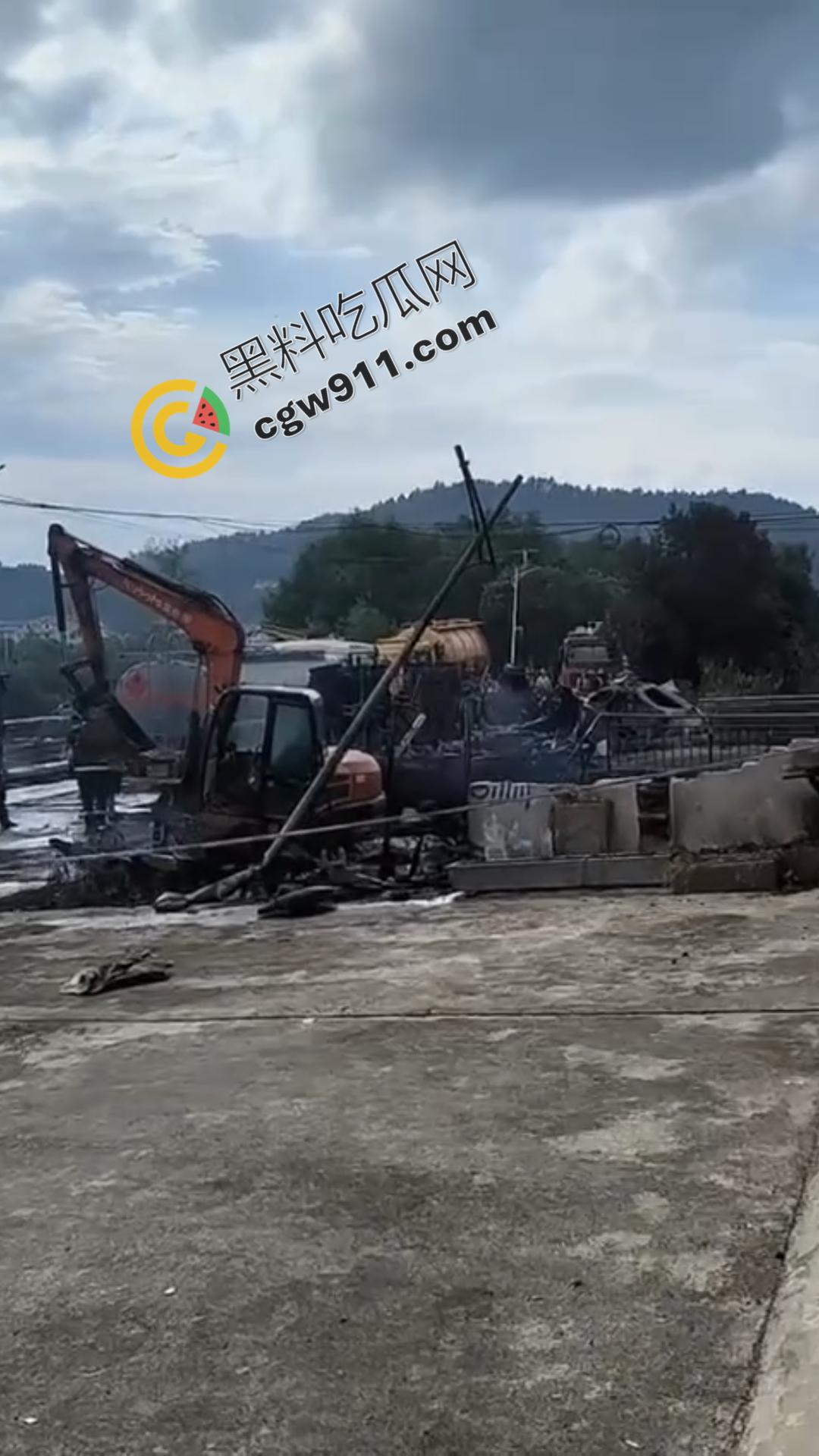 油罐车烈焰悲剧：万宝镇国道油罐车侧翻引发巨火，吞噬两生命，现场浓烟滚滚，宛如人间炼狱-10