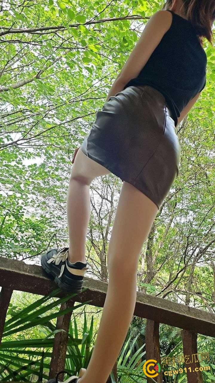 饥渴妹妹请哥哥吃饭，凉亭皮裙肉丝户外露出，扒开哥哥内裤疯狂吃鸡，被哥哥爆操到连连娇喘求饶！-4