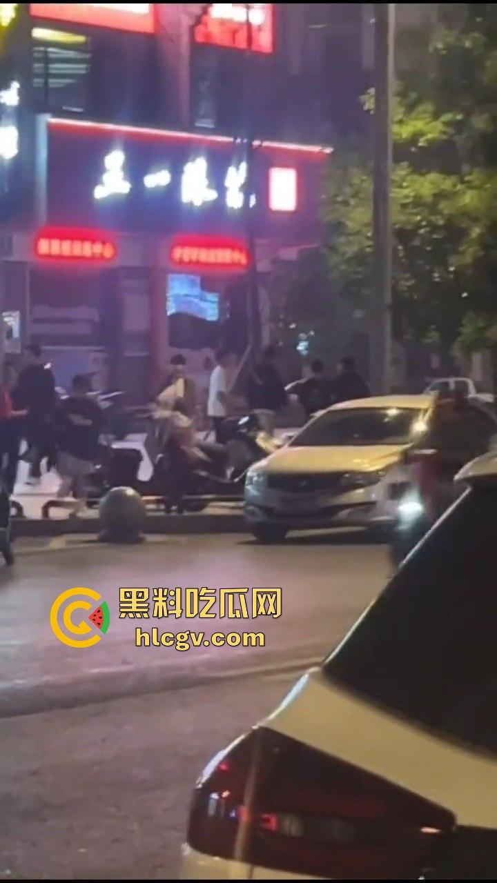 湖南新化大汉龙城斗殴升级！不讲武德，竟直接打死人，最后帽子叔叔带走一人！-7
