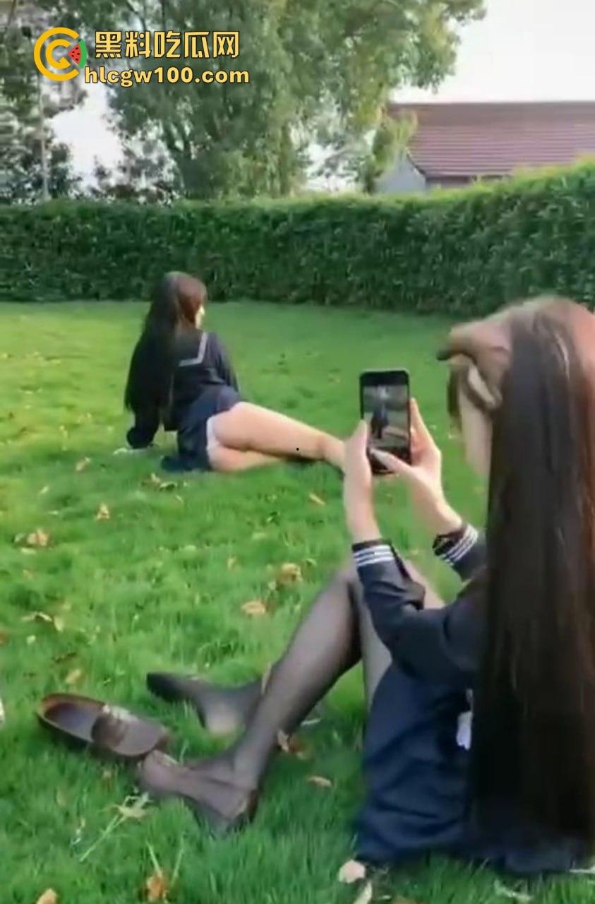 骚鸡拍照骚气冲天，姿势一个比一个奇葩！撅屁股抬腿扭腰放骚味，拍个照片都能把镜头熏裂！-12