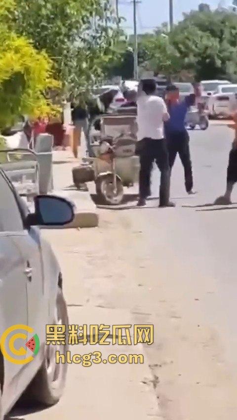 老年白起大街上互砍，镰刀攻击的场面令人震惊！梦回宇将军-5