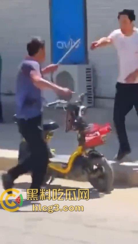 老年白起大街上互砍，镰刀攻击的场面令人震惊！梦回宇将军-10