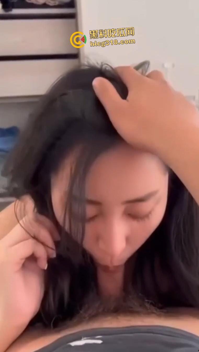 大屁股妹子约帅哥家中大长舌口交，帅哥对镜子后入巨臀，屁股和海浪一样涌起！-1