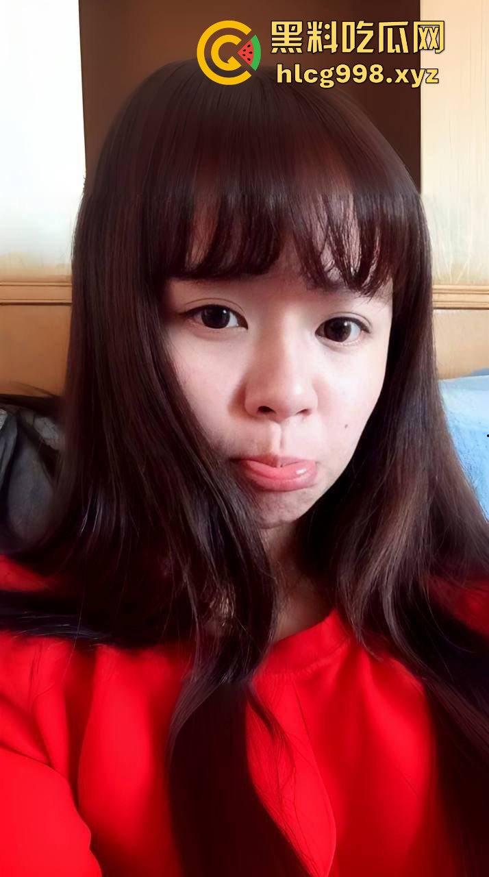 山东临沂罗庄的熟人妻李秀平，跟闺蜜酒店开房狂欢，粉鲍黑逼撅着翘，吃鸡巴像吸牛奶！-1