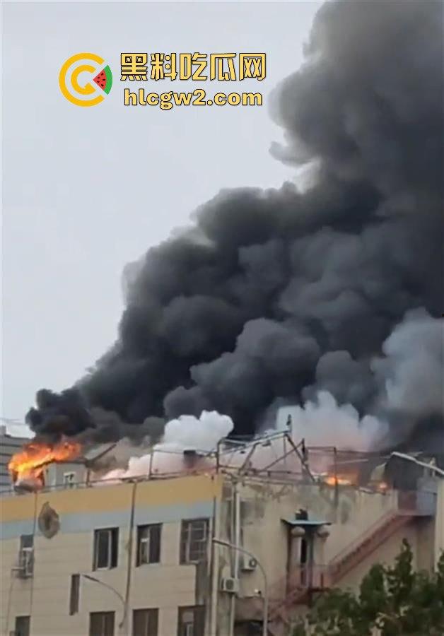 青岛楼顶火情浓烟滚滚，爆炸声不断，现场视频曝光引发热议！-4