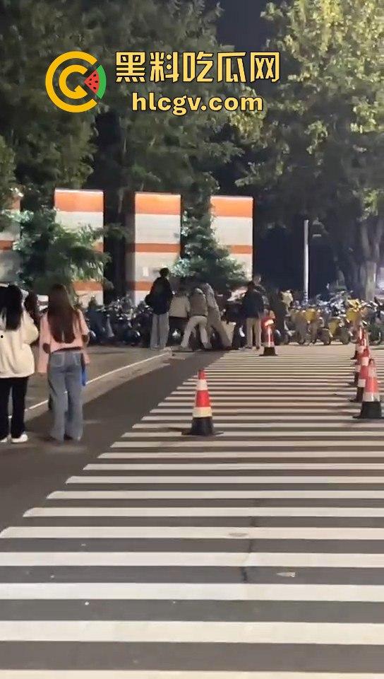 南京纯爱战士破防崩溃!女友当街绿他还装绿茶跑路,吃瓜群众围观纯爱破裂全程记录!-4