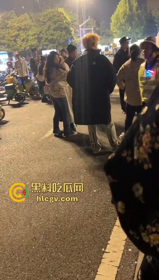 南京纯爱战士破防崩溃!女友当街绿他还装绿茶跑路,吃瓜群众围观纯爱破裂全程记录!-7