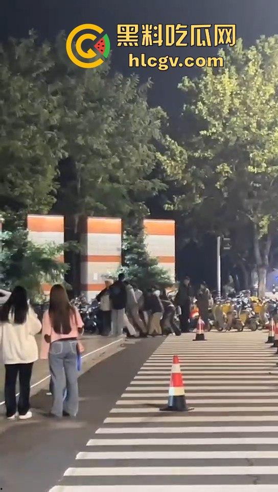 南京纯爱战士破防崩溃!女友当街绿他还装绿茶跑路,吃瓜群众围观纯爱破裂全程记录!-12