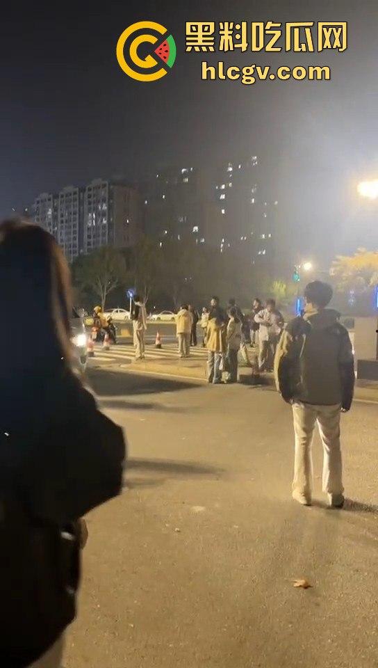 南京纯爱战士破防崩溃!女友当街绿他还装绿茶跑路,吃瓜群众围观纯爱破裂全程记录!-13