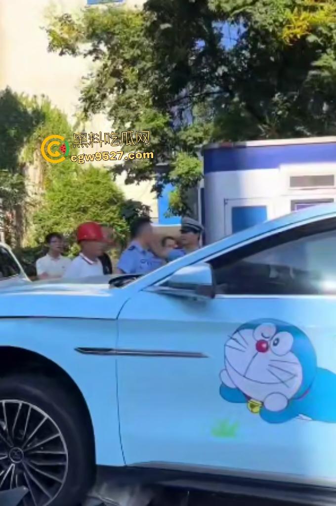 湖南衡阳红湘路口惊魂车祸！男孩睡意昏沉撞断摩托手腿，还撞警车，可笑的是交警扶他到警务室又睡着了！-1