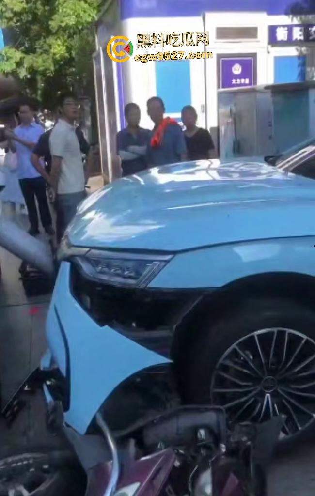 湖南衡阳红湘路口惊魂车祸！男孩睡意昏沉撞断摩托手腿，还撞警车，可笑的是交警扶他到警务室又睡着了！-5