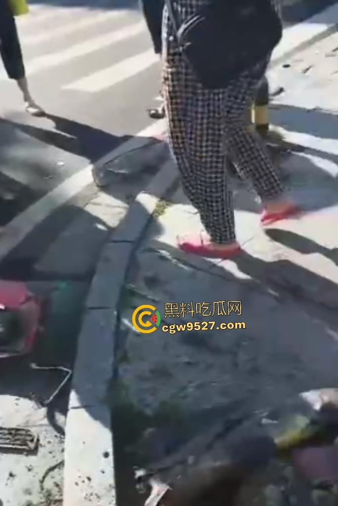 湖南衡阳红湘路口惊魂车祸！男孩睡意昏沉撞断摩托手腿，还撞警车，可笑的是交警扶他到警务室又睡着了！-6