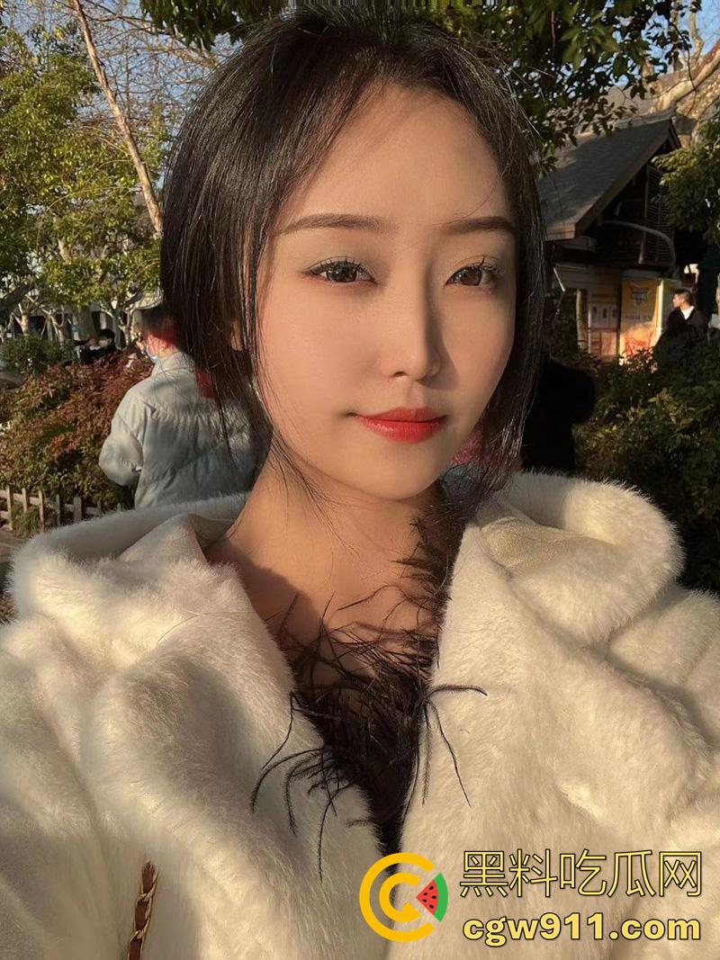 白天幼师晚上坐台当小姐，杭州骚逼幼师【郑甄】，只要给钱就能操，经常绿男友，还曾1v4群p，睡觉时被朋友强奸！-1