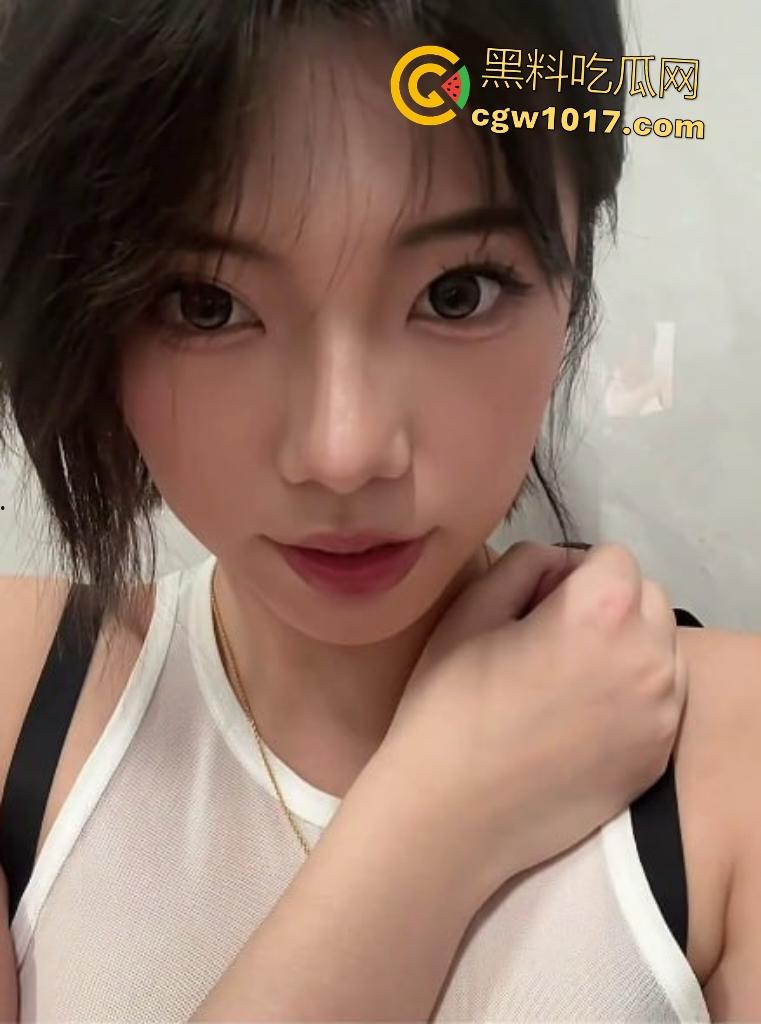 抖音超美木瓜巨乳【ywangt】，内衣包不住巨乳，不同型号阳具狂捅骚逼都没喷水，要加钱才能看喷泉？-1