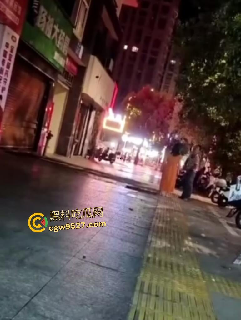 福建三明扬祖大药房老板娘偷情，被老公当场抓到，情夫躲药店不敢出来，路人看这女人这么老以为是他妈！-2