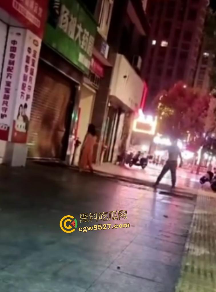 福建三明扬祖大药房老板娘偷情，被老公当场抓到，情夫躲药店不敢出来，路人看这女人这么老以为是他妈！-3