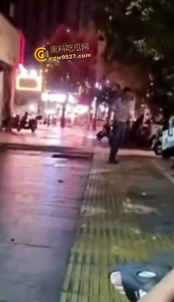 福建三明扬祖大药房老板娘偷情，被老公当场抓到，情夫躲药店不敢出来，路人看这女人这么老以为是他妈！-7