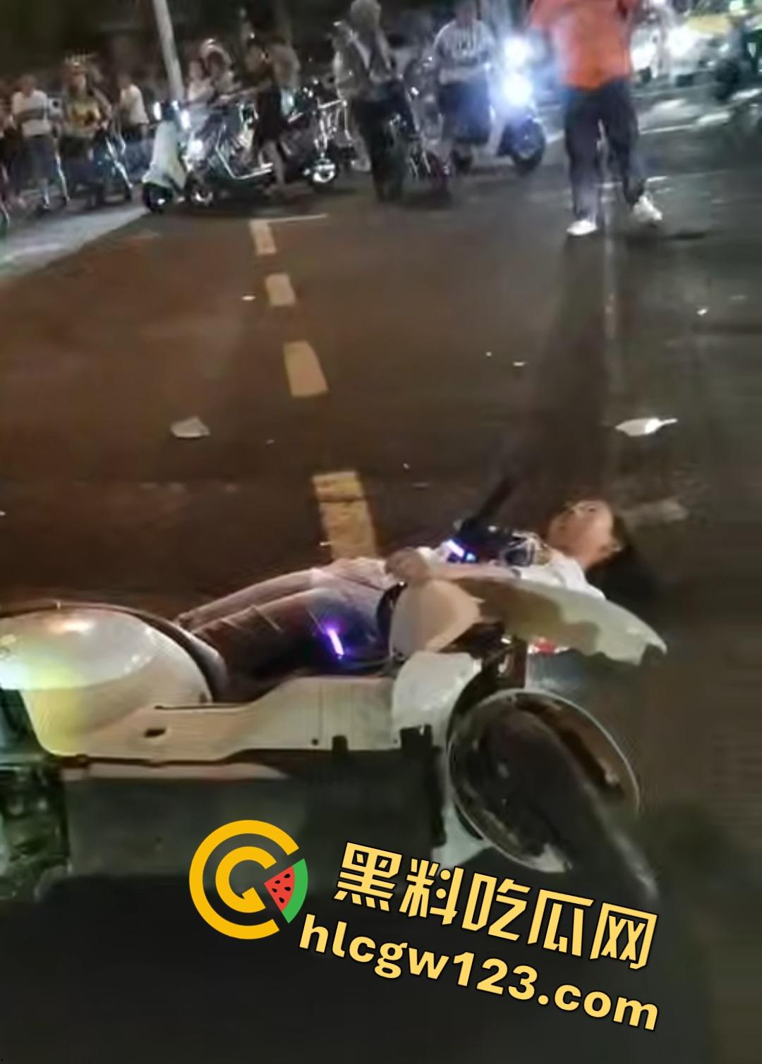 海口琼山精神小妹车祸！小姑娘怕担责直接躺地上装死，差点被货车压断手！-4