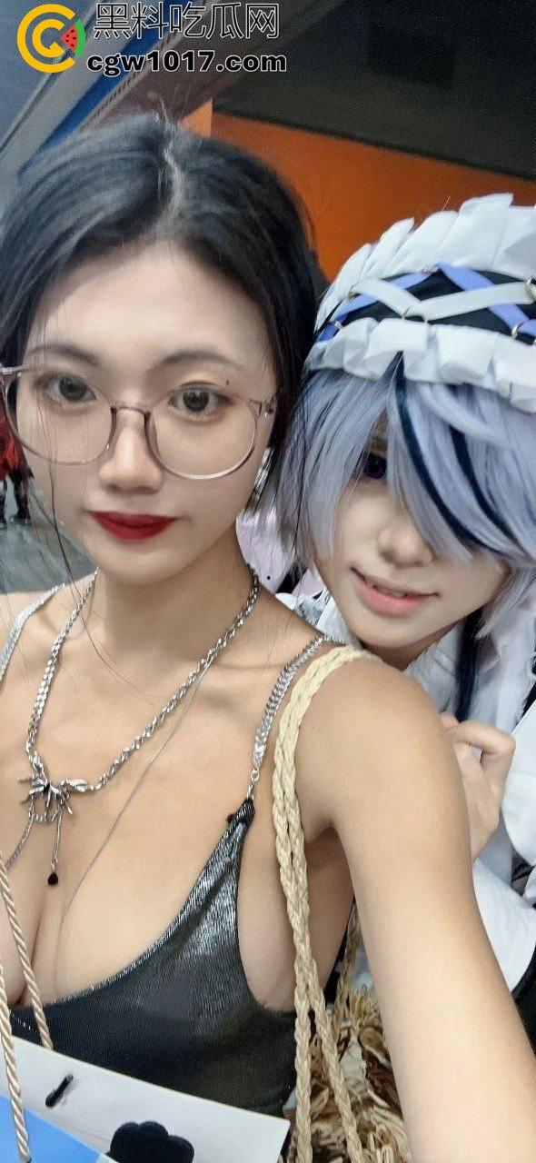 百万粉丝的【strangewomandcl】人妻反差婊彻底社死！付费群露脸被操到喷水，精液从逼里流一地！-3