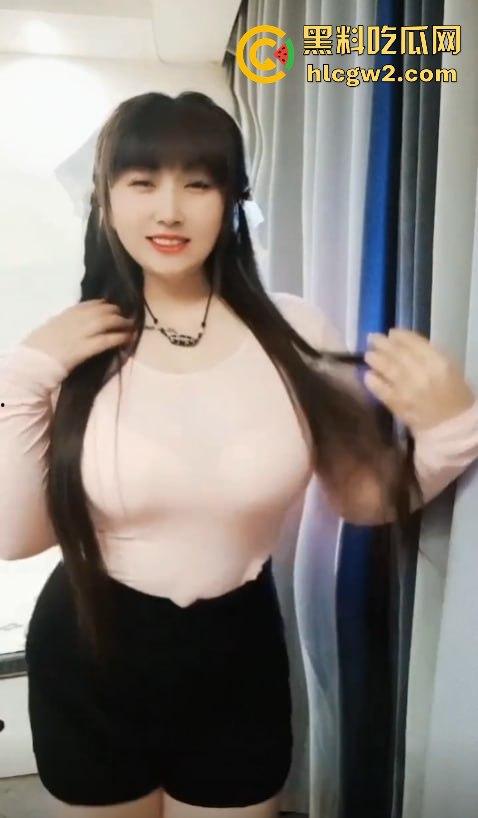 抖音大奶网红『我叫欧阳哟』巨乳上下弹跳啪啪全程露脸，口交姿势浪到不行 高潮时还对镜自拍自慰！-2