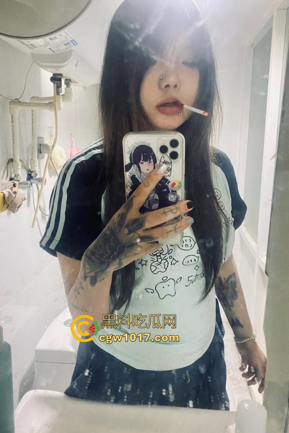 精神小伙睡兄弟对象抓奸现场挨打！偷情女友竟还用剪刀威胁男友，兄弟们气不过直接打小三嘴角出血！-5