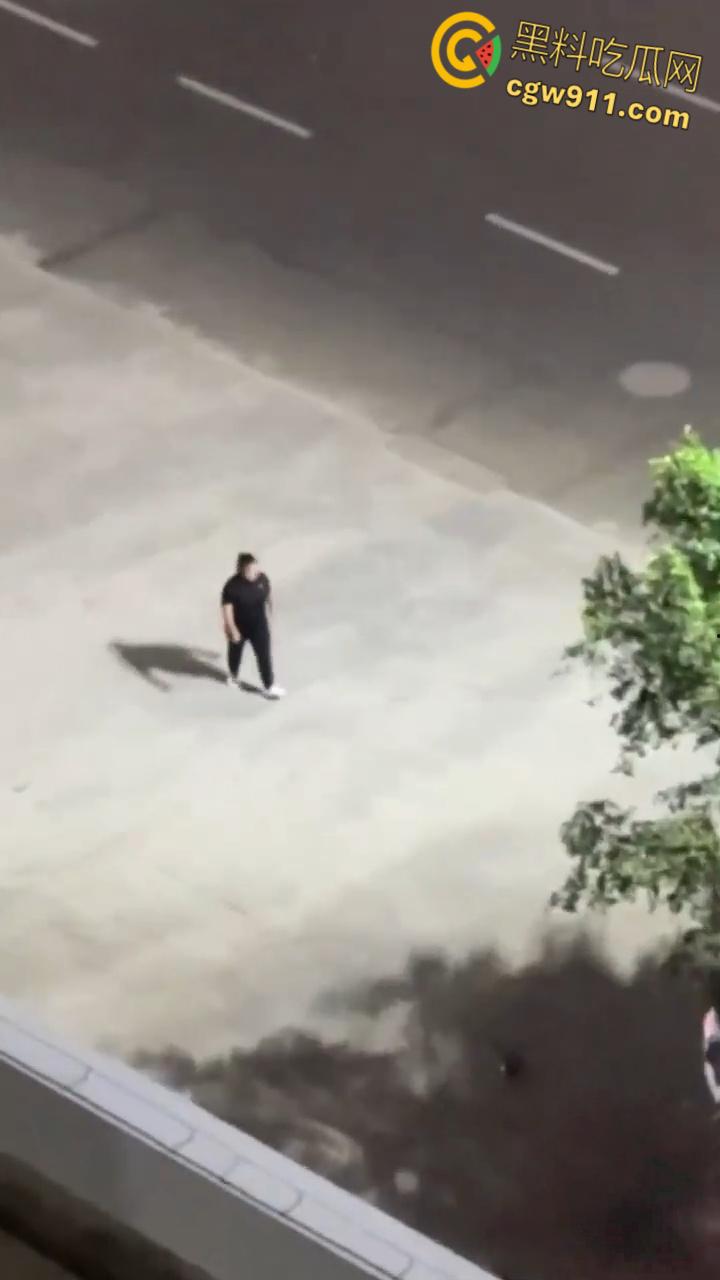 你的外卖正在被攻击,广西北海艺术设计学院惊现外卖杀手!监控拍下肥胖女贼连续偷餐,还专挑贵的真可耻!-1