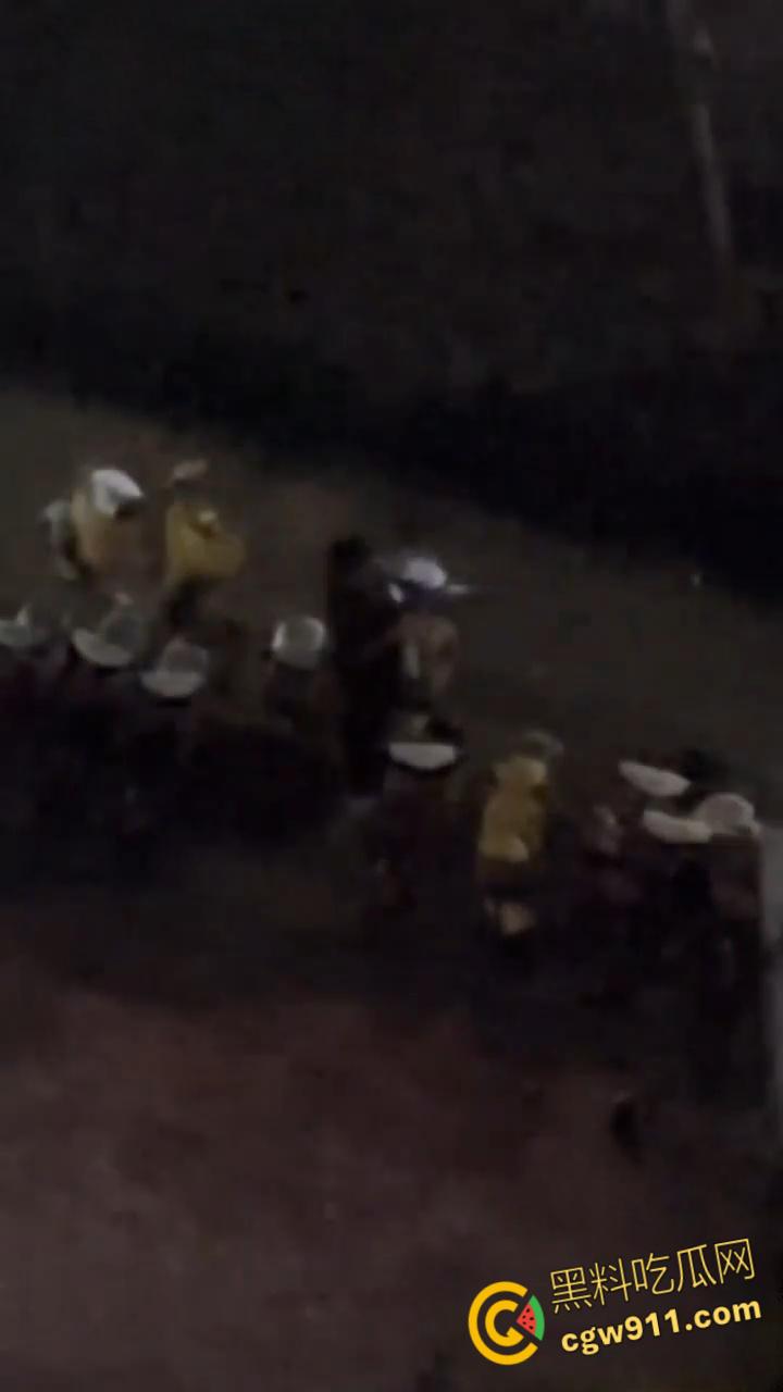 你的外卖正在被攻击,广西北海艺术设计学院惊现外卖杀手!监控拍下肥胖女贼连续偷餐,还专挑贵的真可耻!-4