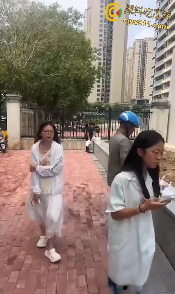 你的外卖正在被攻击,广西北海艺术设计学院惊现外卖杀手!监控拍下肥胖女贼连续偷餐,还专挑贵的真可耻!-5