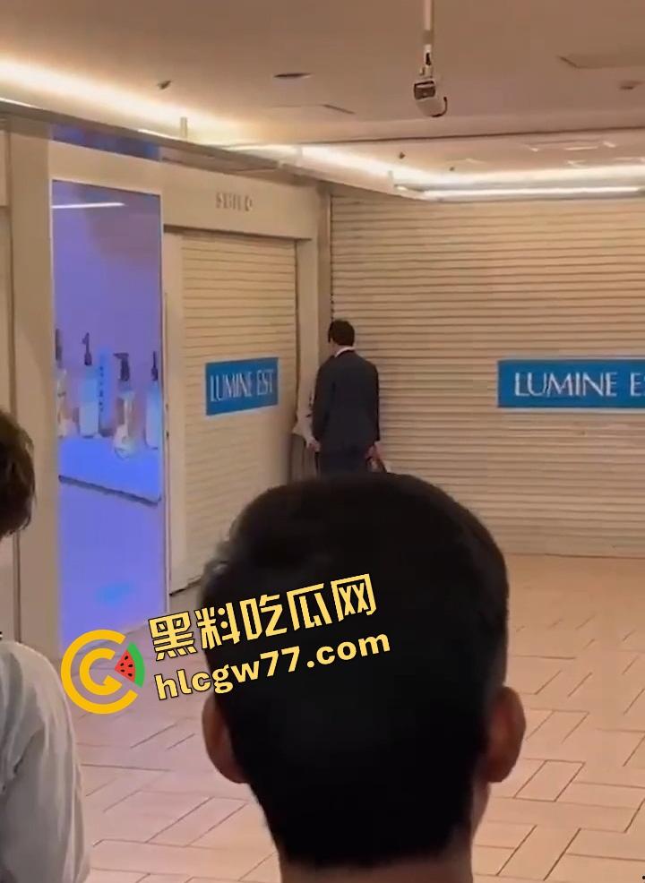 东京新宿站现场开撸？小情侣地铁口边亲边打飞机，游客人都看傻了，八嘎你们AV拍到地铁来了？-2