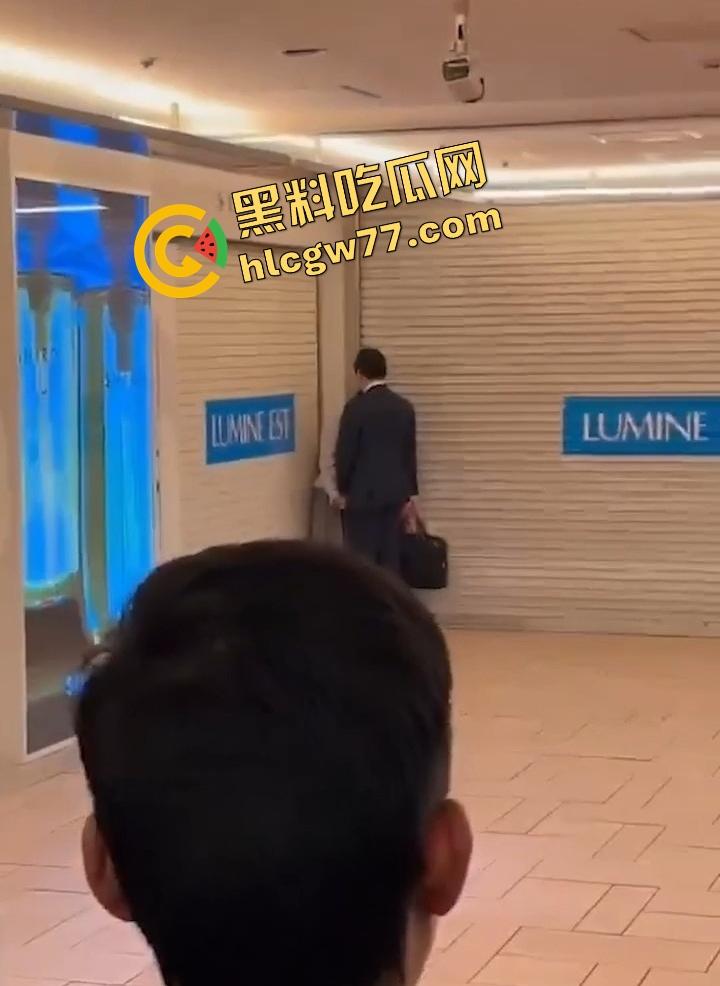 东京新宿站现场开撸？小情侣地铁口边亲边打飞机，游客人都看傻了，八嘎你们AV拍到地铁来了？-3