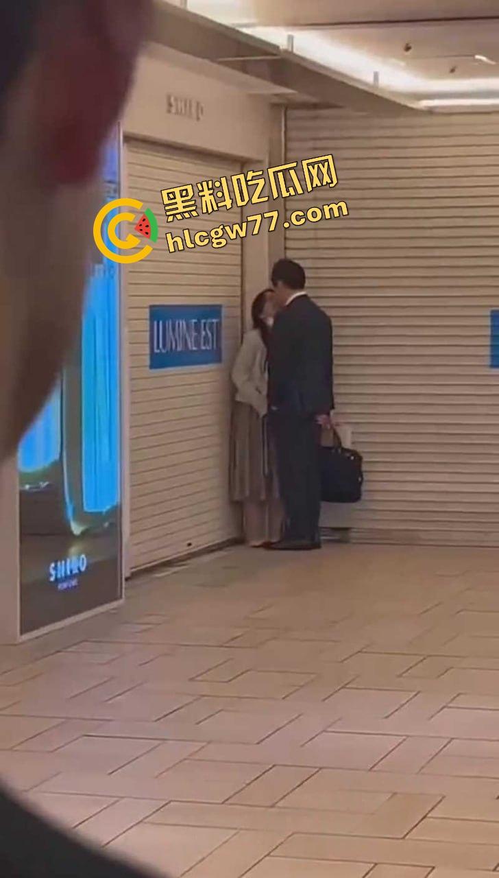 东京新宿站现场开撸？小情侣地铁口边亲边打飞机，游客人都看傻了，八嘎你们AV拍到地铁来了？-7