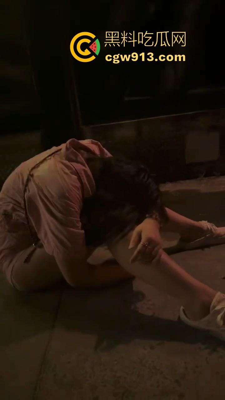 深夜酒吧收留醉酒小骚逼，喝的迷迷糊糊只能将其带回酒店醒酒，猛灌醒酒小精液立竿见影，请叫我雷锋！-5