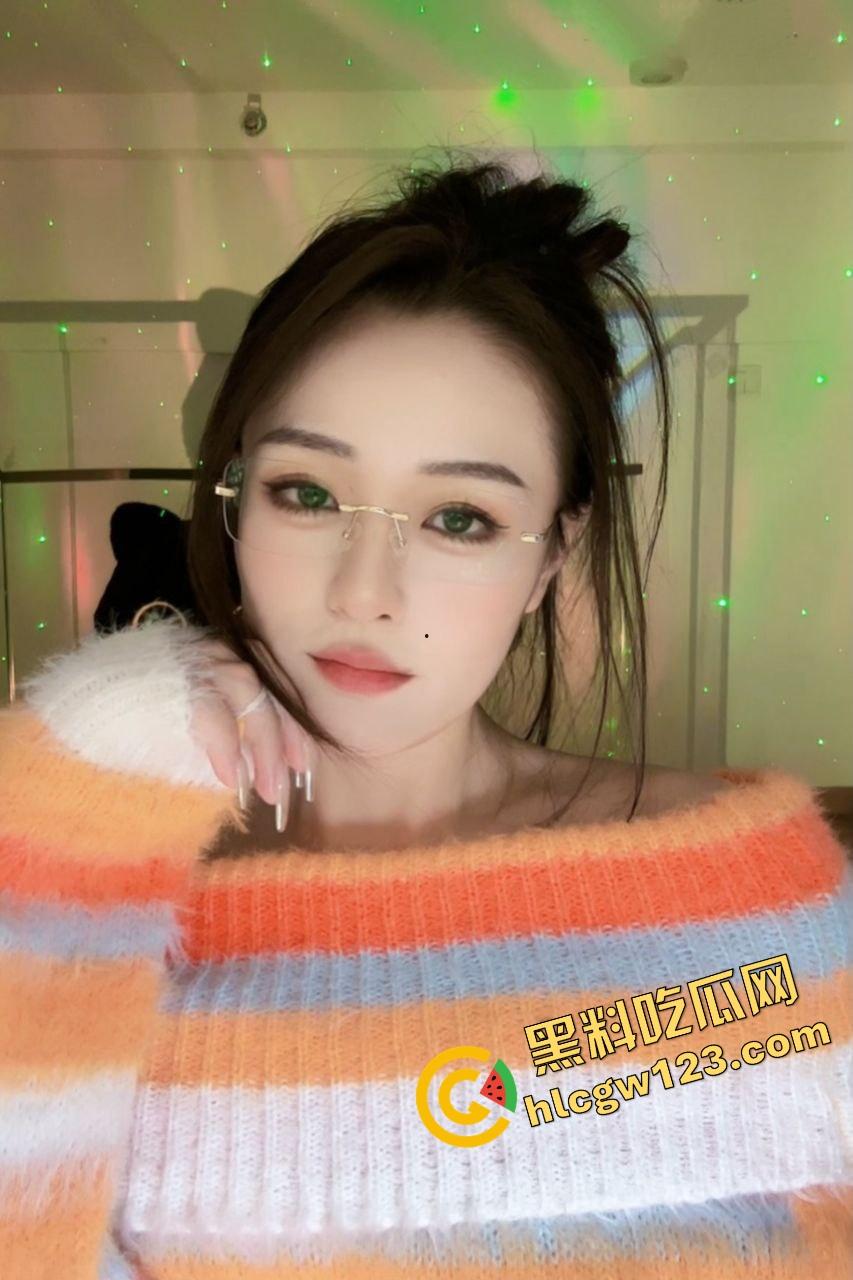 抖音主播『小苏苏』戴口球套狗链穿黑丝直播热舞,被举报下播,家人们刚硬,结果被狗逼毁了!-2